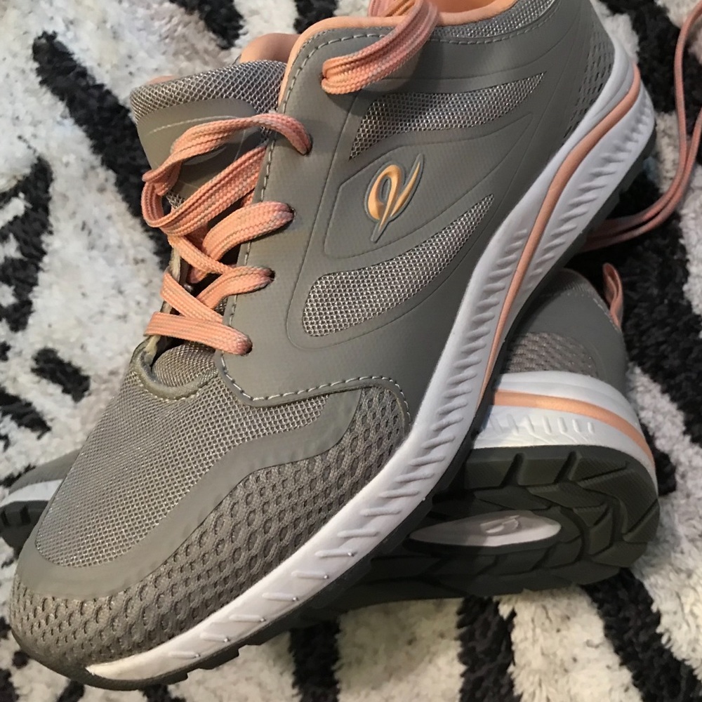 NWOT $79 Easy Spirit | “Hugs” | Anti-Gravity Sneakers in Pink & Gray